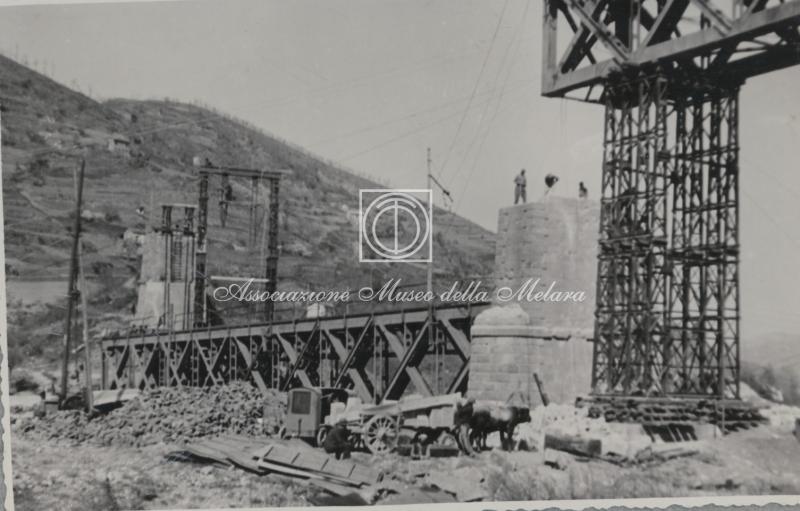 La V pila in riparazione e la VI travata in corso di montaggio