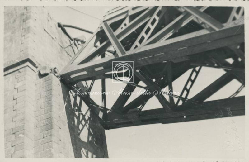 Particolare di pila e travata