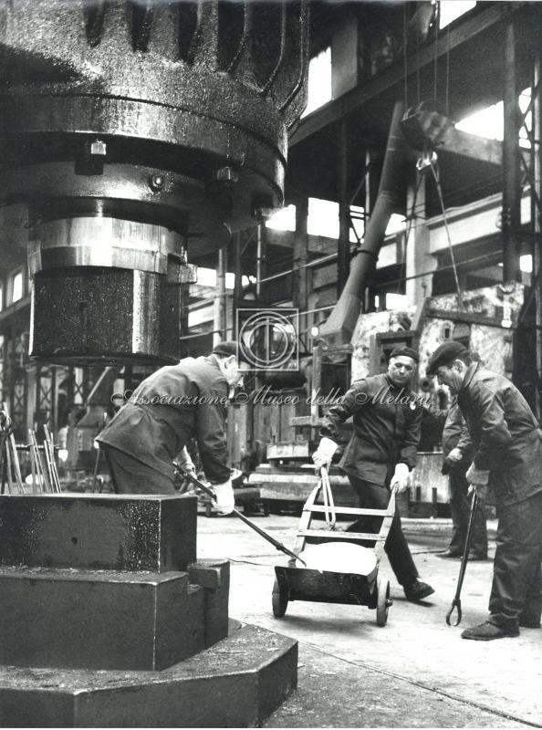 Operai al lavoro nel reparto fonderia