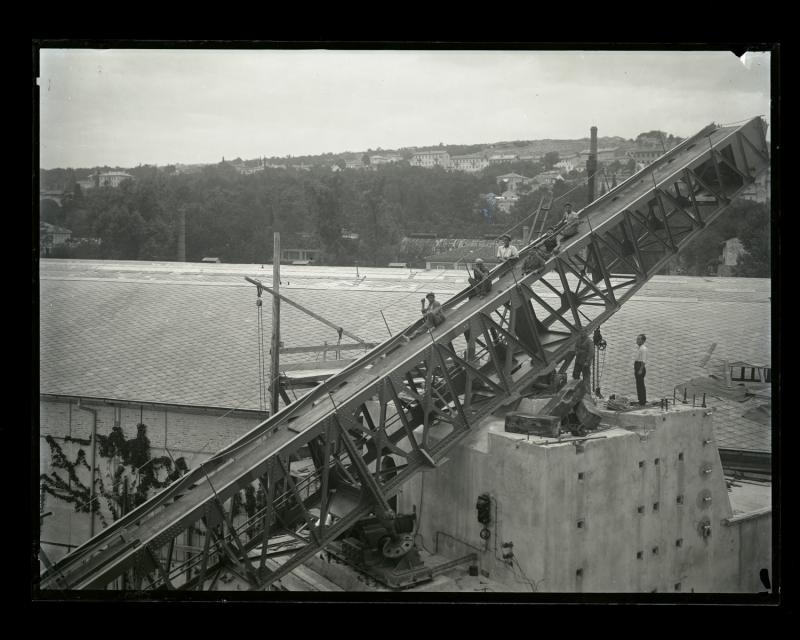 Operai del silurificio Whitehead di Fiume sulla catapulta per il collaudo degli aviosiluri