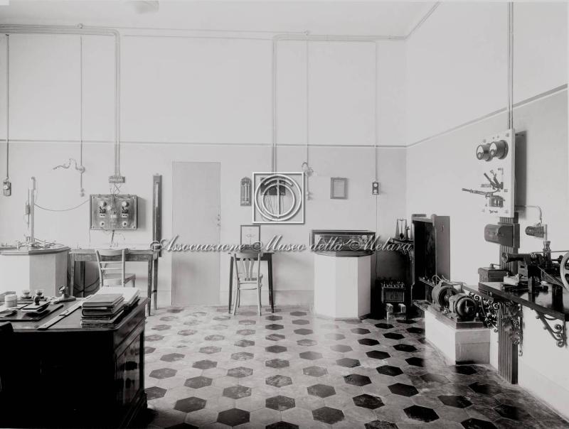 Interno dello stabilimento. Reparto laboratorio sperimentale