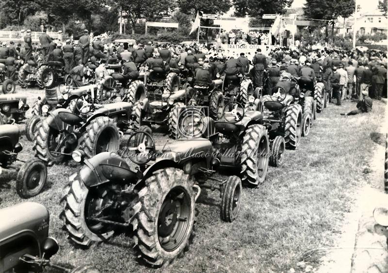 Trattori in esposizione e manifestanti
