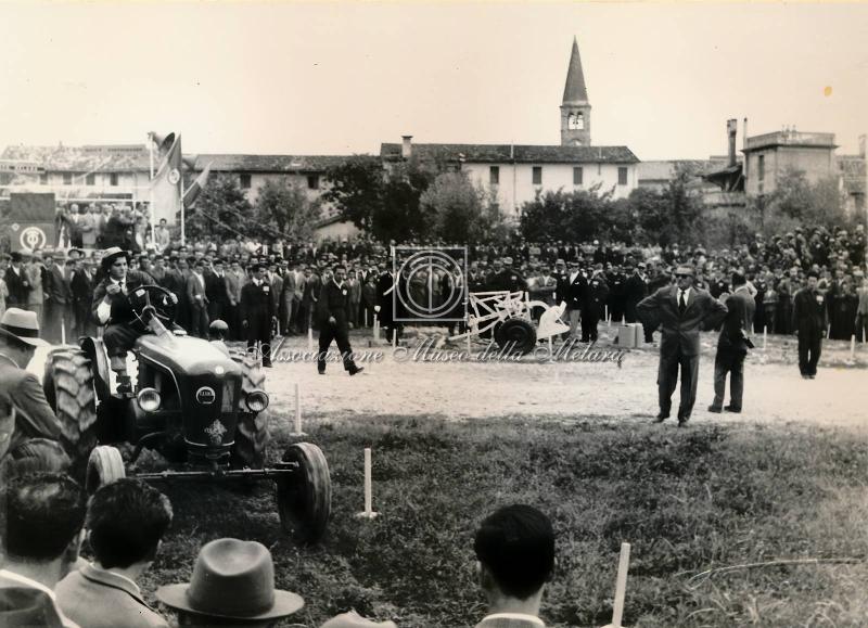 Concorrente alla guida del trattore