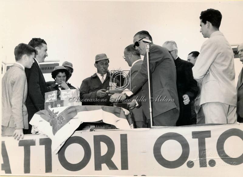 Il Presidente della OTO Melara premia il 2° classificato A. Paccega