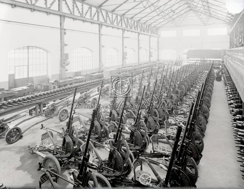 Mitragliere calibro 20 nel magazzino