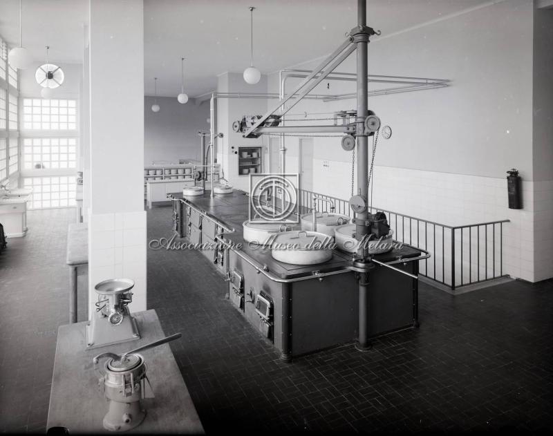 Cucina della mensa operaia