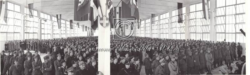 Militari, tecnici e operai al comizio fascista di stabilimento