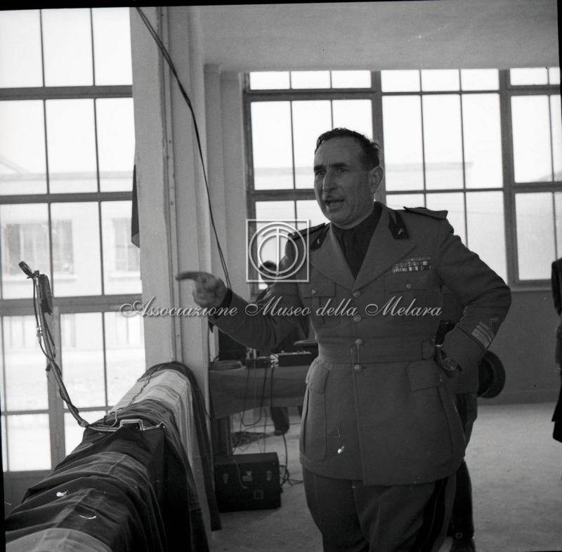 Primo piano di gerarca mentre tiene il discorso