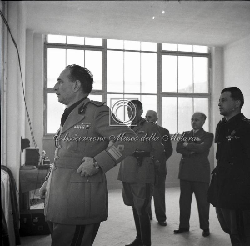 Gerarca impegnato nel discorso con autorità al seguito (3)