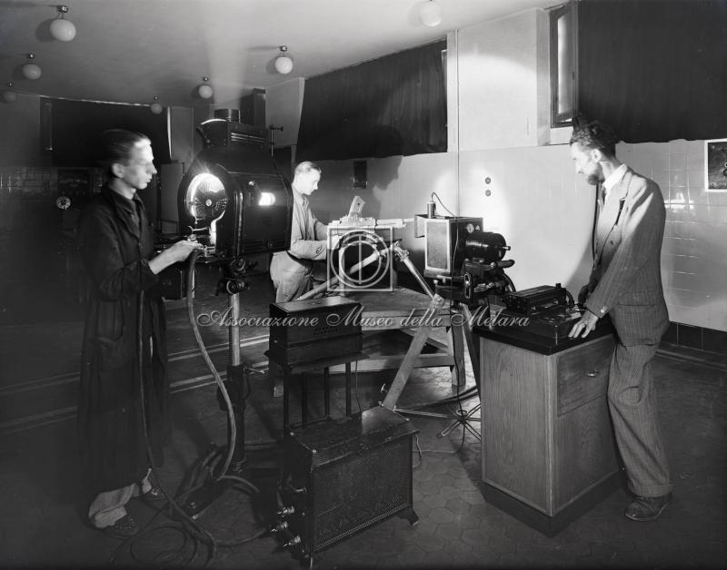 Operai e tecnici al lavoro nel laboratorio sperimentale