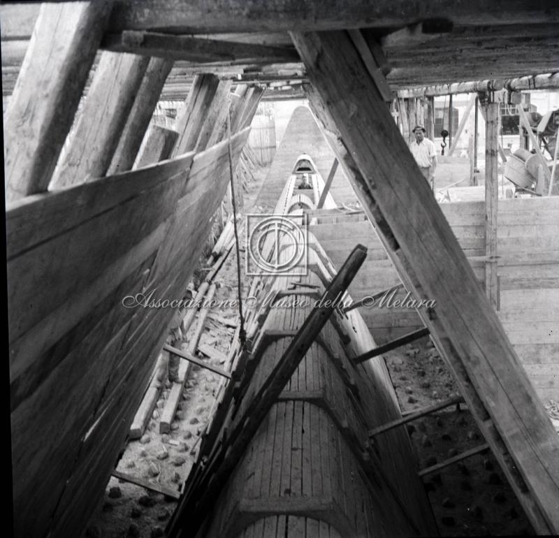 Bunker di stabilimento in costruzione con operai sullo sfondo