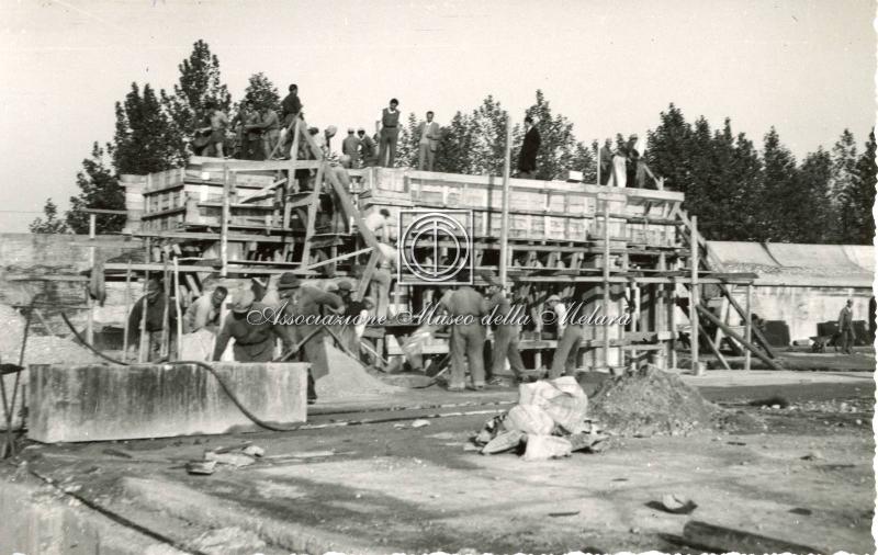 Gruppo di operai al lavoro (2)