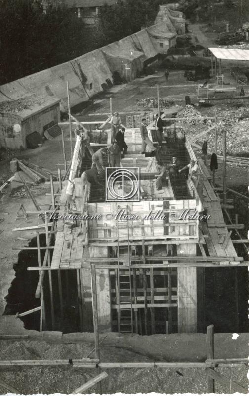 Cantiere di ricostruzione con bunker antiaereo sullo sfondo (2)