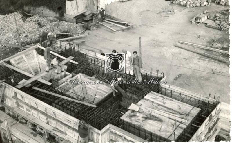 Cantiere di ricostruzione con tecnici e operai