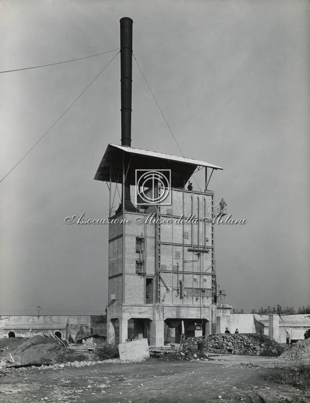 Edificio con ciminiera ricostruito