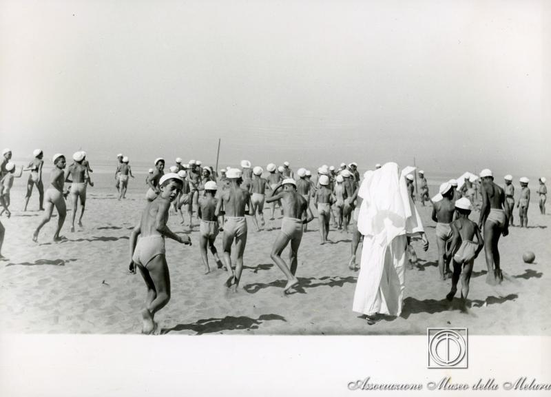Bambini che corrono sulla spiaggia