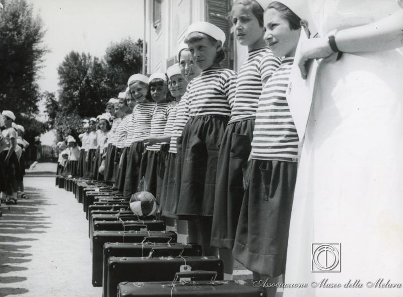 Bambine in fila pronte a partire