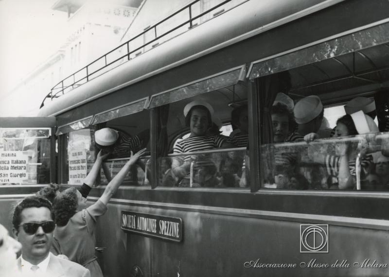 Bambine sulla corriera in attesa della partenza