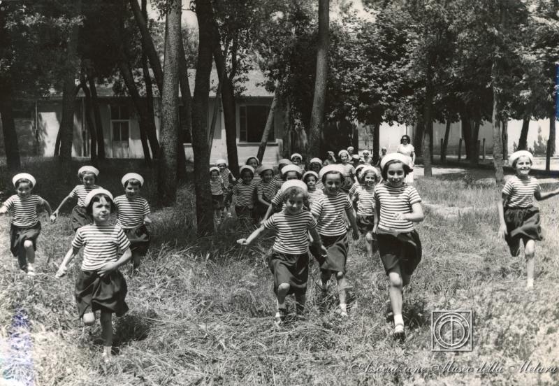 Bambine che corrono sul prato
