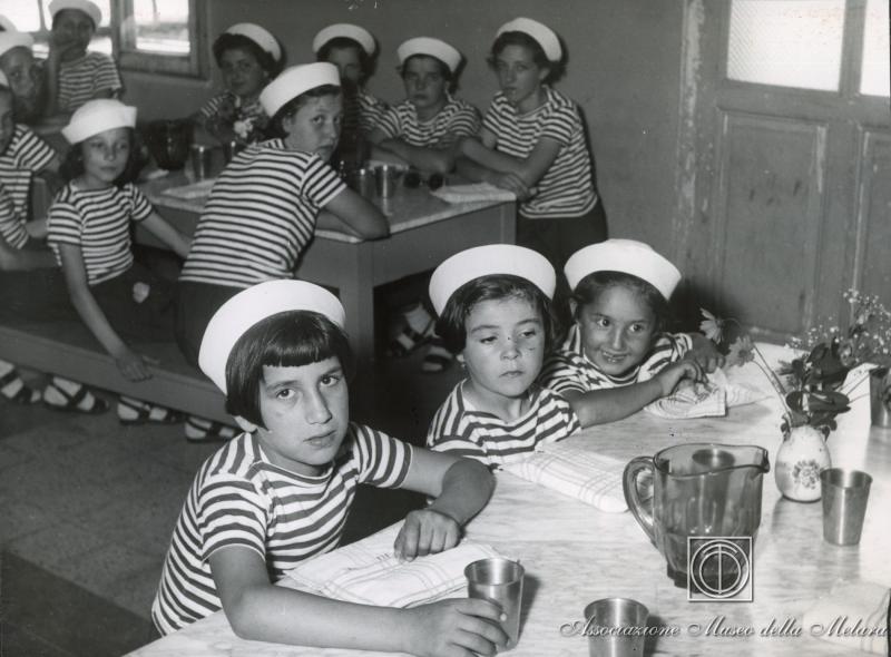 Bambine sedute a pranzo (2)