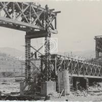 Inizio del sollevamento della VI travata con binde a mano