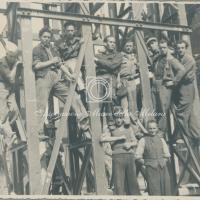 Operai in posa nel cantiere di Borgo Val di Taro