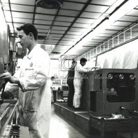 Operaio addetto al tornio al lavoro