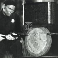 Primo piano di operaio addetto al reparto fonderia