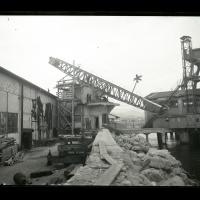 Operai a lavoro sulla catapulta per il collaudo degli aviosiluri del silurificio Whitehead di Fiume - 9