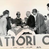 Il Presidente delle Officine Pistoiesi premia il 3° classificato B. Parcianello