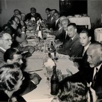 Due tavolate di invitati (2)