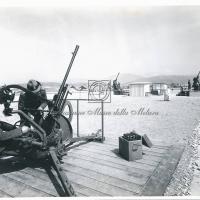 Militari  e tecnici al lavoro per la difesa contraerea dello stabilimento