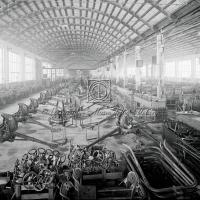 Vista del magazzino con pezzi d'artiglieria