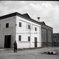 Esterno di stabilimento con operaio