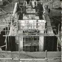 Cantiere di ricostruzione con bunker antiaereo sullo sfondo