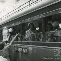 Bambine sulla corriera in attesa della partenza