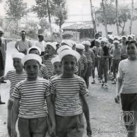 Bambini in fila per due