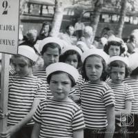 Gruppo di bambine pronte a partire