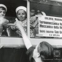 Bambini sulla corriera salutano le madri