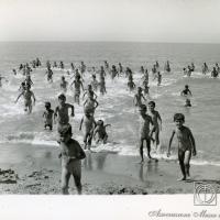 Bambini in riva al mare